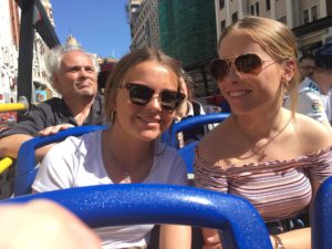 Anna F con su hermana española de excursión por Madrid