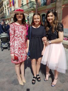 alumna irlandesa con amigas españolas de boda