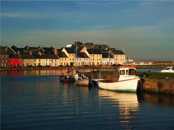 Paisaje con barcas en Irlanda